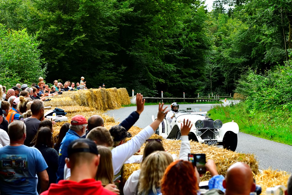Publikum hyldede Ernest Kristensen fra Vejle for hans deltagelse i Munkebjerg Hillclimb gennem 25 år. Her er han på sidste tur op ad bjerget i sin SS 100 fra 1933.
(Foto: Michael Eisenberg)